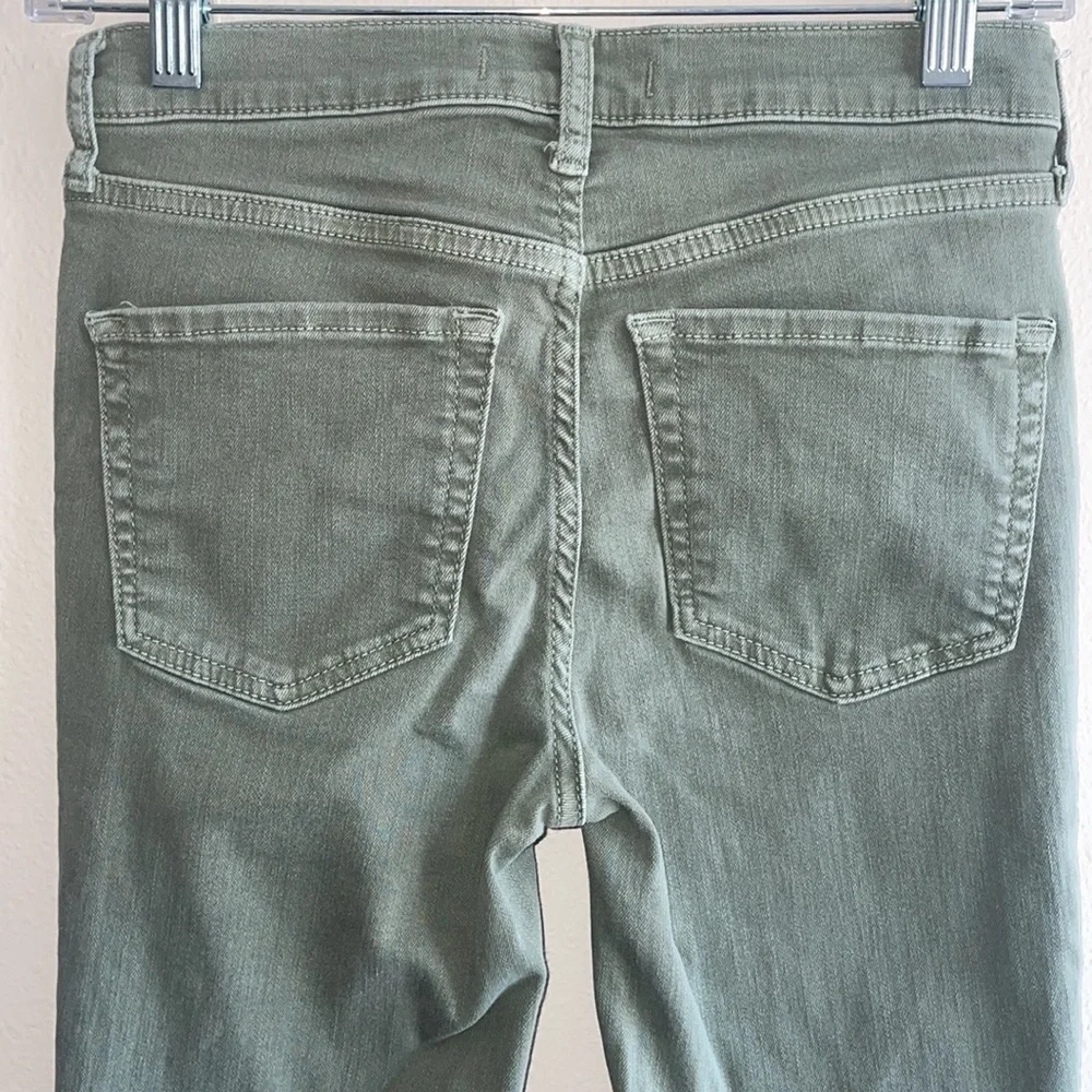 002: FREE PEOPLE green cropped skinny jeans with ripped knees Women’s size 26